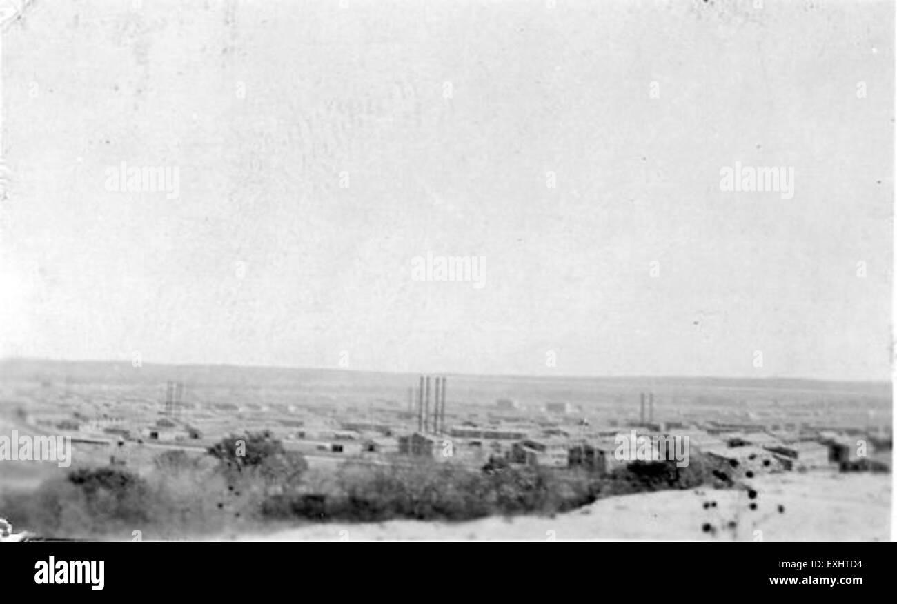 Questa opera d'arte fornisce una vista dettagliata di un campo militare, raffigurando tende e soldati in un campo. La scena evidenzia la struttura organizzativa dei campi militari durante la guerra. Foto Stock
