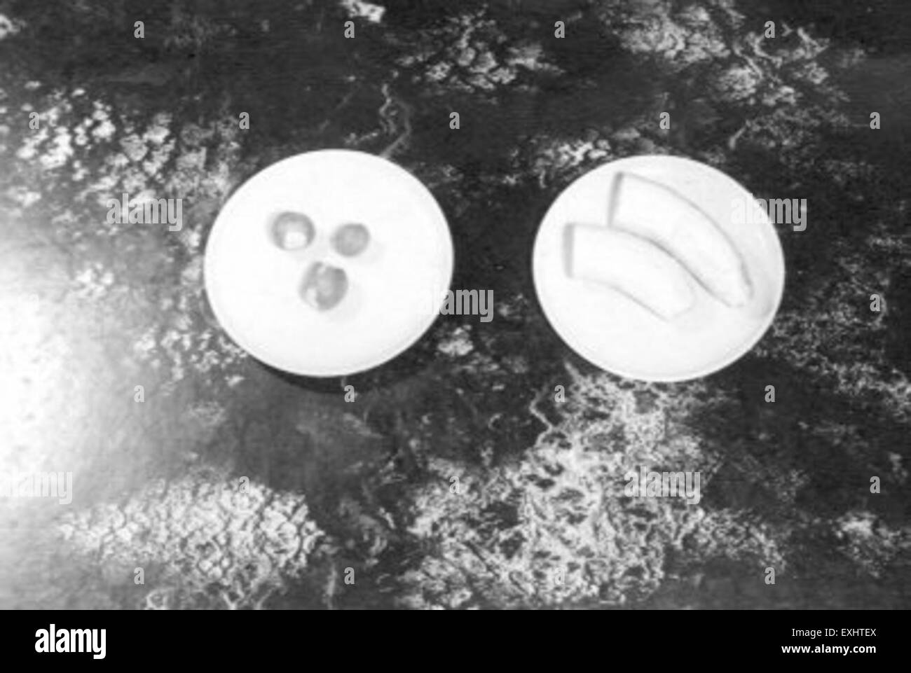 Questa immagine mostra vari alimenti ricchi di vitamina C, tra cui una banana, provenienti dalla Goshen Mennonite Community in Indiana. La foto evidenzia lo stile di vita agricolo e gli alimenti nutrienti prodotti all'interno della comunità. Foto Stock