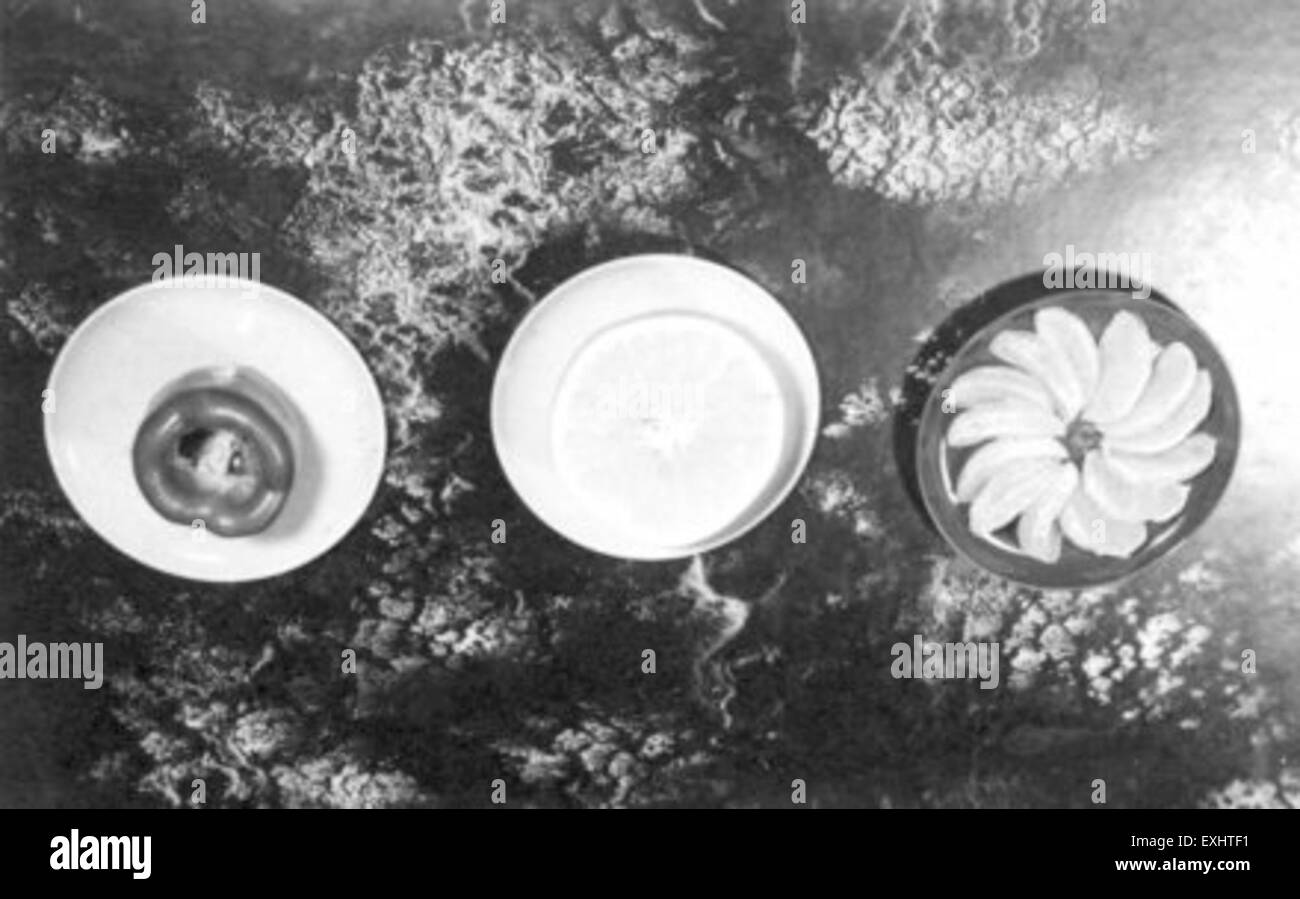 Una collezione di alimenti ricchi di vitamina C, identificati a Goshen, Indiana. Questi includono frutta e verdura nota per il loro alto contenuto vitaminico, essenziale per la funzione immunitaria e la salute generale. Foto Stock