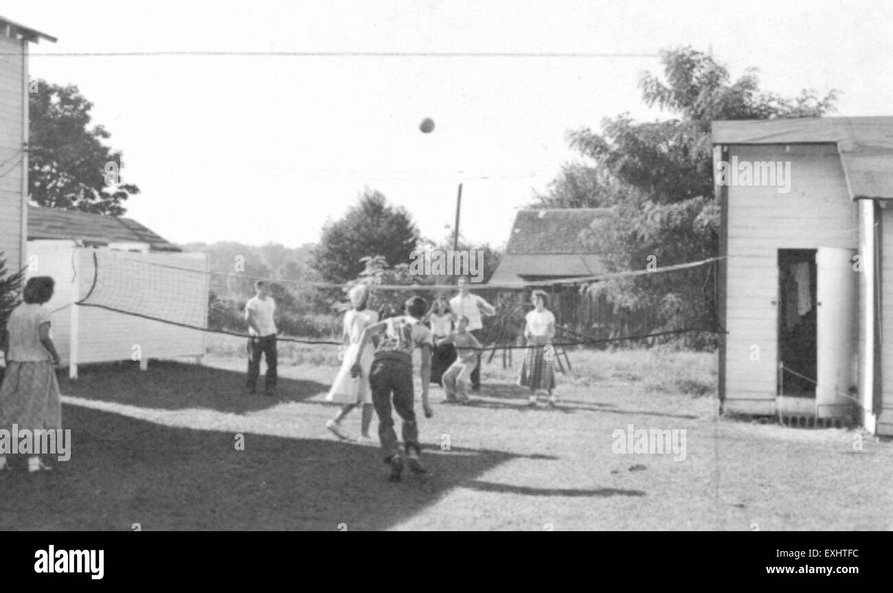 Una vivace scena di una partita di pallavolo che si svolge a Camp Kidron, in Ohio. Questo evento fa parte delle attività ricreative della comunità mennonita, riflettendo l'ambiente sano e incentrato sulla comunità del campo. Foto Stock