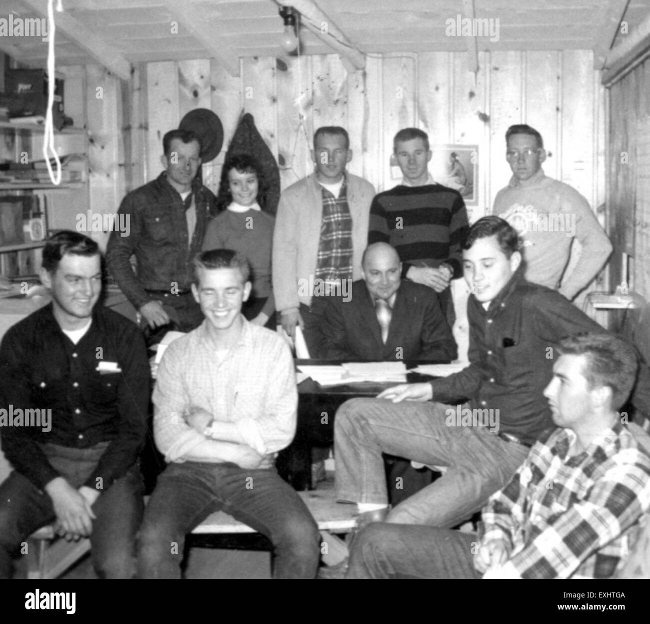 Questa fotografia storica mostra un incontro dell'unità del servizio volontario (VS) al campo dei ragazzi di frontiera nel 1964. L'immagine cattura lo spirito del volontariato e del coinvolgimento dei giovani nel servizio della comunità. Foto Stock