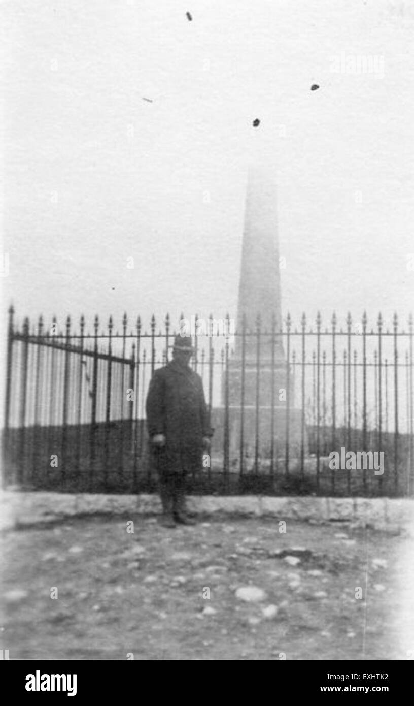 Questa fotografia della serie "Tour a piedi" cattura la vivace scena di strada nel centro di Uncle Sam's Bean Patch, un quartiere storico. Offre un'istantanea della cultura locale e della vita della comunità durante il periodo della sua cattura. Foto Stock