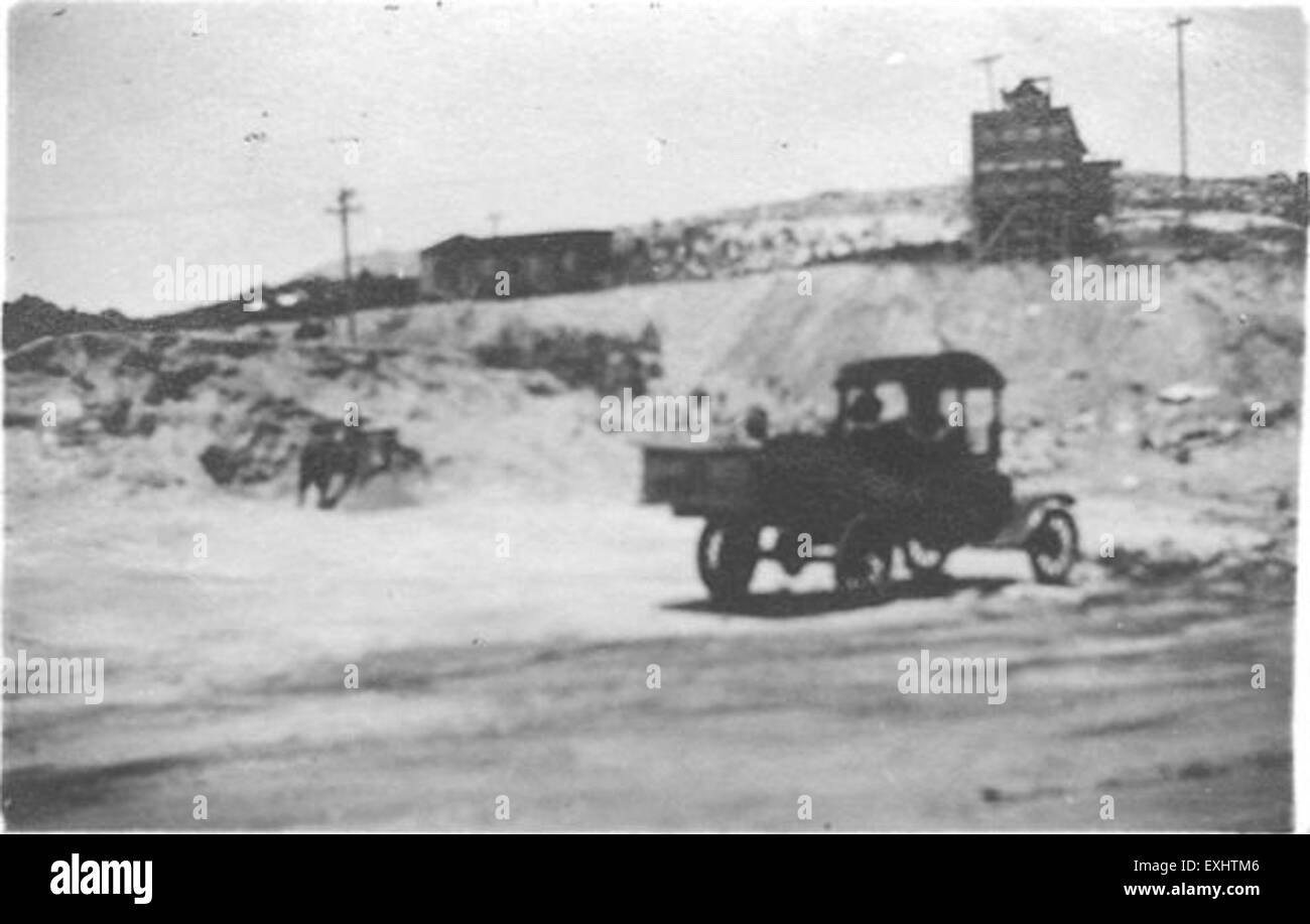 Questa immagine mostra un dumper che trasporta rocce, probabilmente parte di un'operazione di costruzione o estrazione mineraria. Il carrello viene utilizzato in un ambiente industriale, trasportando materiali pesanti per l'edilizia o la paesaggistica. Foto Stock