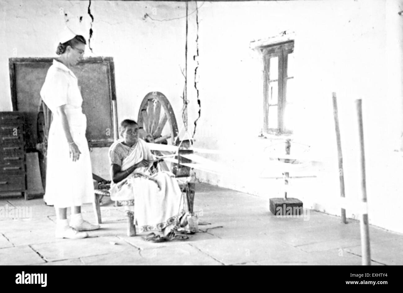 Questa fotografia del 1955 cattura una vedova che fa il suo letto a Balodgahan, in India. L'immagine ritrae la vita quotidiana e i ruoli tradizionali all'interno di uno specifico contesto culturale. Foto Stock