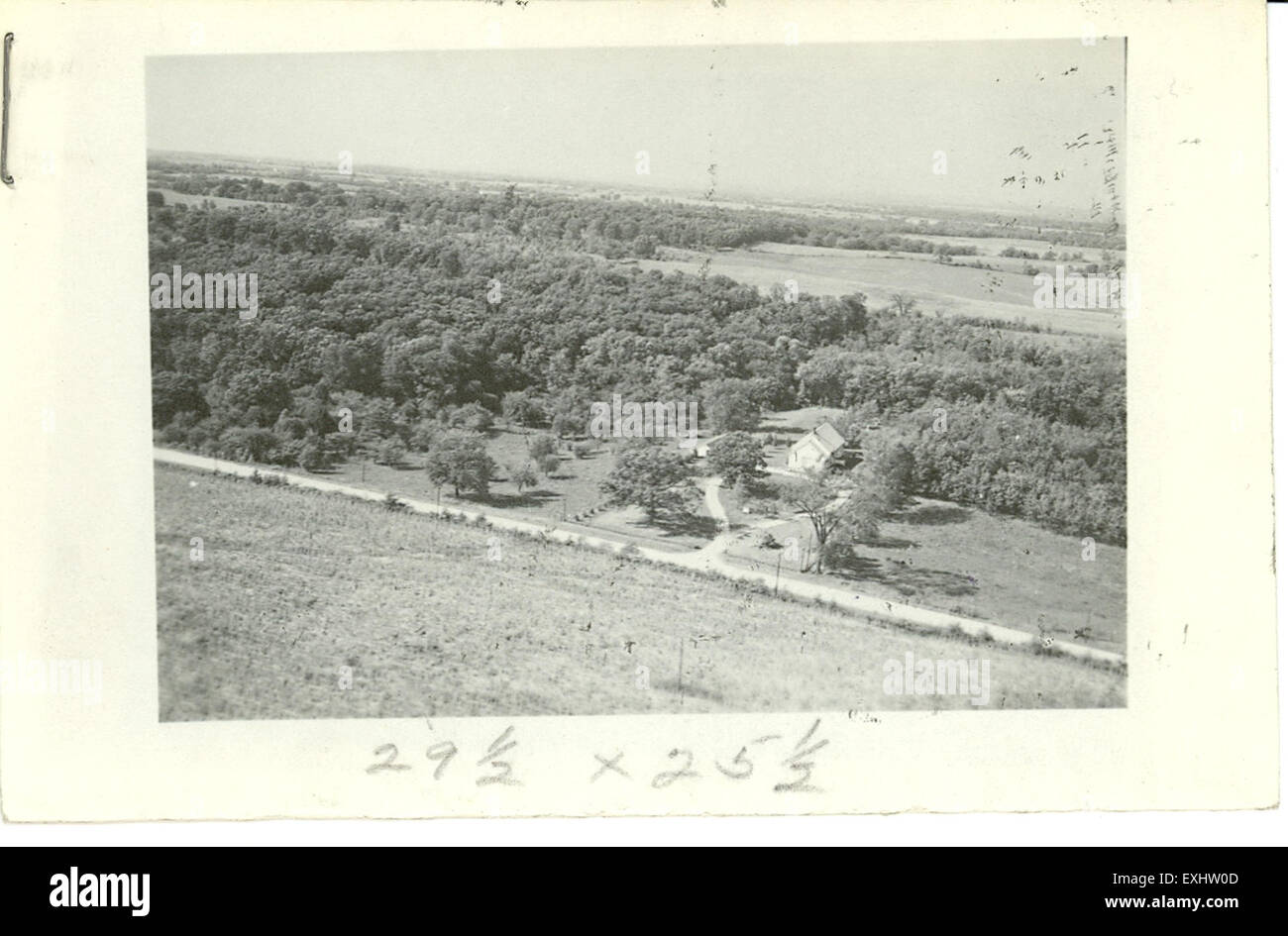 Willow Springs Mennonite Church è un luogo di culto storico situato nella comunità mennonita. La chiesa rappresenta le profonde tradizioni religiose e i valori culturali sostenuti dai mennoniti in contesti rurali. Foto Stock