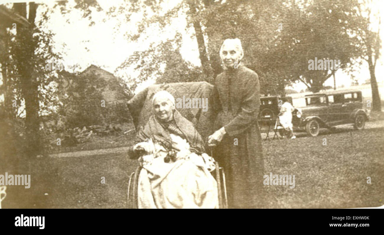 Questa fotografia d'epoca cattura un momento con zia Rebecca Nice Longanecker, Eunice Deter, Mariah Browand e Rebecca Nice, che probabilmente raffigura una riunione di famiglia o un evento della comunità, mostrando l'abbigliamento e l'ambientazione del tempo. Foto Stock