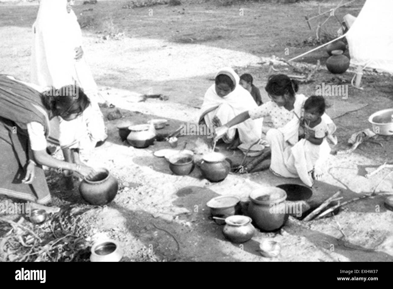 Questa fotografia cattura un gruppo di donne che partecipano a un ritiro in India nel 1964. Il ritiro probabilmente si concentrò sulla riflessione spirituale, la comunità e lo sviluppo personale, rappresentando un significativo momento culturale durante quel periodo in India. Foto Stock