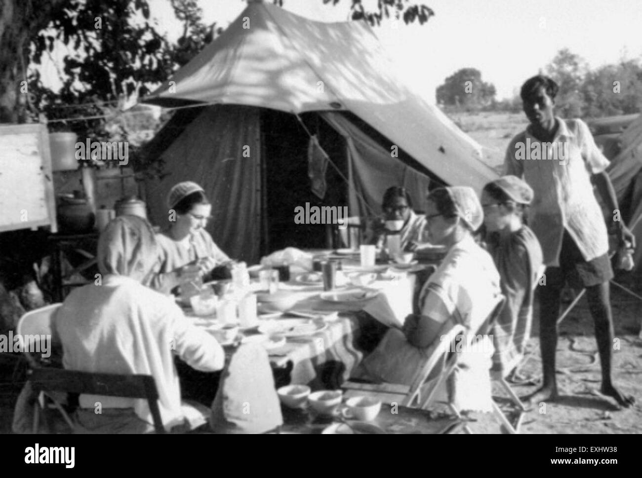 Una fotografia dal ritiro delle donne in India, 1964. Il ritiro si è concentrato sullo sviluppo spirituale e sullo scambio culturale tra le donne, evidenziando l'importanza della comunità e della crescita personale nella società indiana durante la metà del XX secolo. Foto Stock