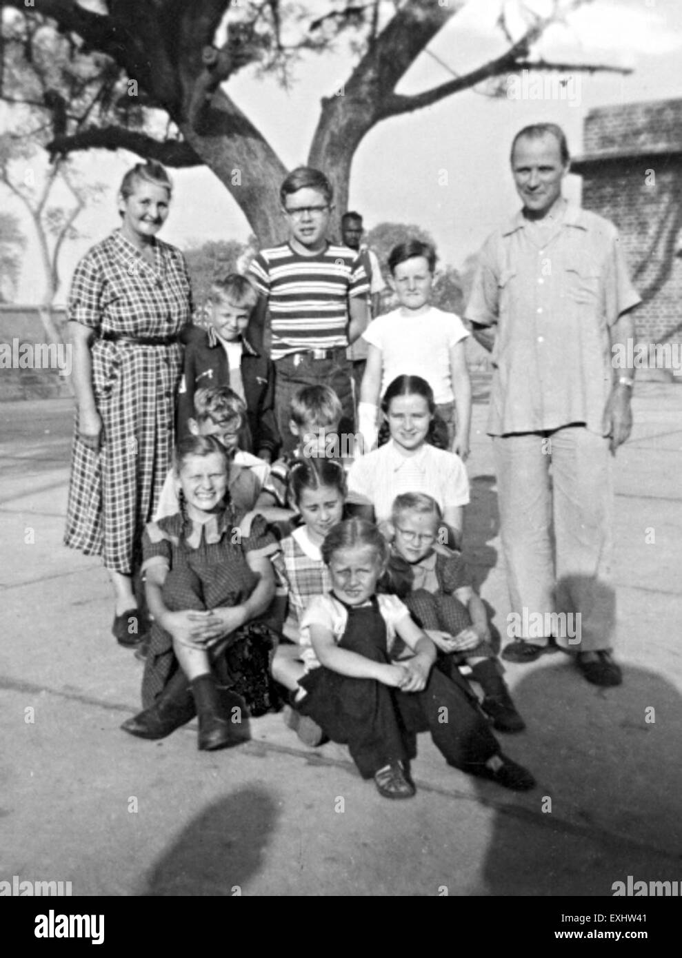 Una fotografia di gruppo di studenti e personale della Woodstock School in Bihar, India, nel 1958. L'immagine include individui provenienti da vari paesi come Australia, Inghilterra, nuova Zelanda e Svezia, che catturano una comunità educativa internazionale in India durante la metà del XX secolo. Foto Stock