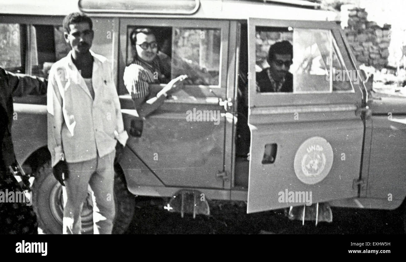 Y. Itoh, accompagnato da lavoratori, si vede viaggiare in un sito di progetto in Yemen. L'immagine documenta gli sforzi logistici coinvolti in progetti di costruzione su larga scala, mettendo in evidenza sia l'aspetto umano che lo sviluppo industriale della regione. Foto Stock