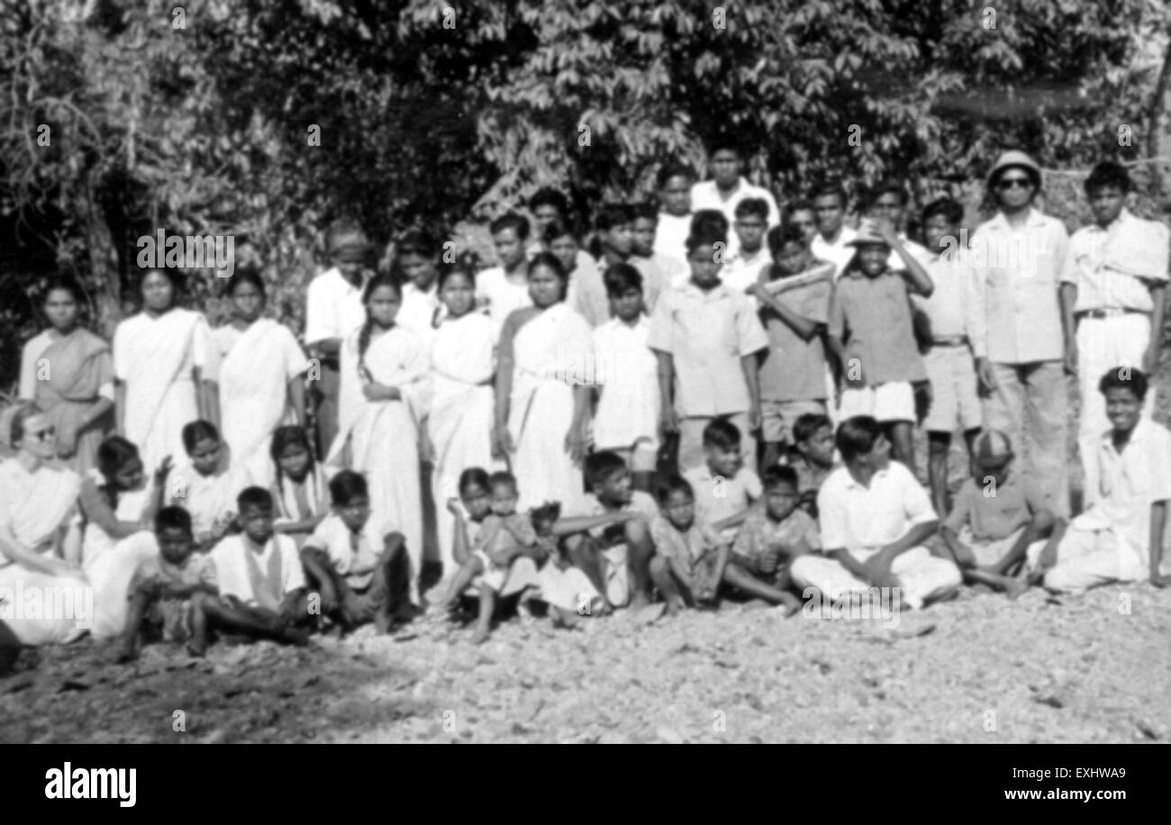 Un gruppo di giovani a Chandwa, India, catturati in una fotografia del 1962. L'immagine riflette l'atmosfera culturale e la vita giovanile in India durante i primi anni '1960, offrendo un'istantanea del coinvolgimento della generazione nelle attività sociali e comunitarie. Foto Stock Un gruppo di giovani a Chandwa, India, catturati in una fotografia del 1962. L'immagine riflette l'atmosfera culturale e la vita giovanile in India durante i primi anni '1960, offrendo un'istantanea del coinvolgimento della generazione nelle attività sociali e comunitarie. Foto Stock