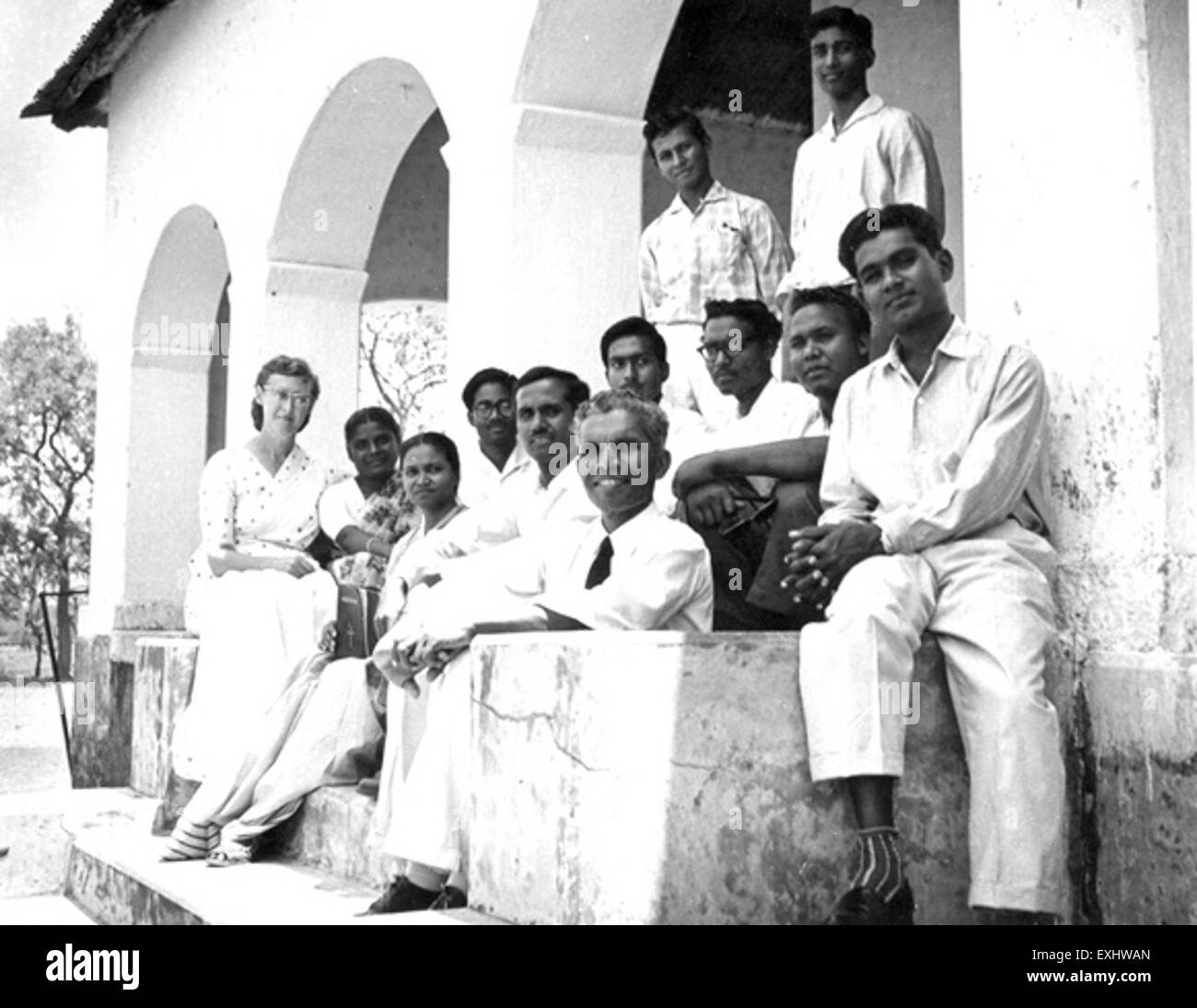 Nel 1964, il Comitato per i libri della Gioventù di Dhamtari, in India, ha prodotto la letteratura incentrata sugli insegnamenti e i valori mennoniti. Questa fotografia documenta gli sforzi dei membri del comitato tra cui Clementina Asher, D.A. Sonwani e altri nel loro lavoro di sensibilizzazione per la comunità mennonita in India. Foto Stock