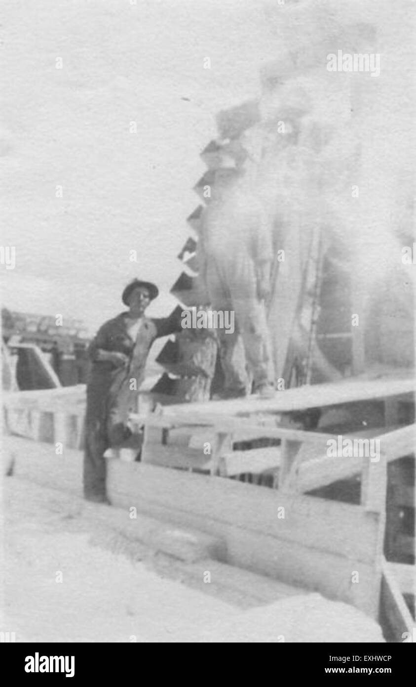 La fotografia intitolata "retro del frantumatore" presenta la vista posteriore di un frantumatore, solitamente utilizzato nelle attività minerarie o edili. L'immagine si concentra sui componenti meccanici e sulla struttura della macchina, evidenziandone il design industriale. Foto Stock