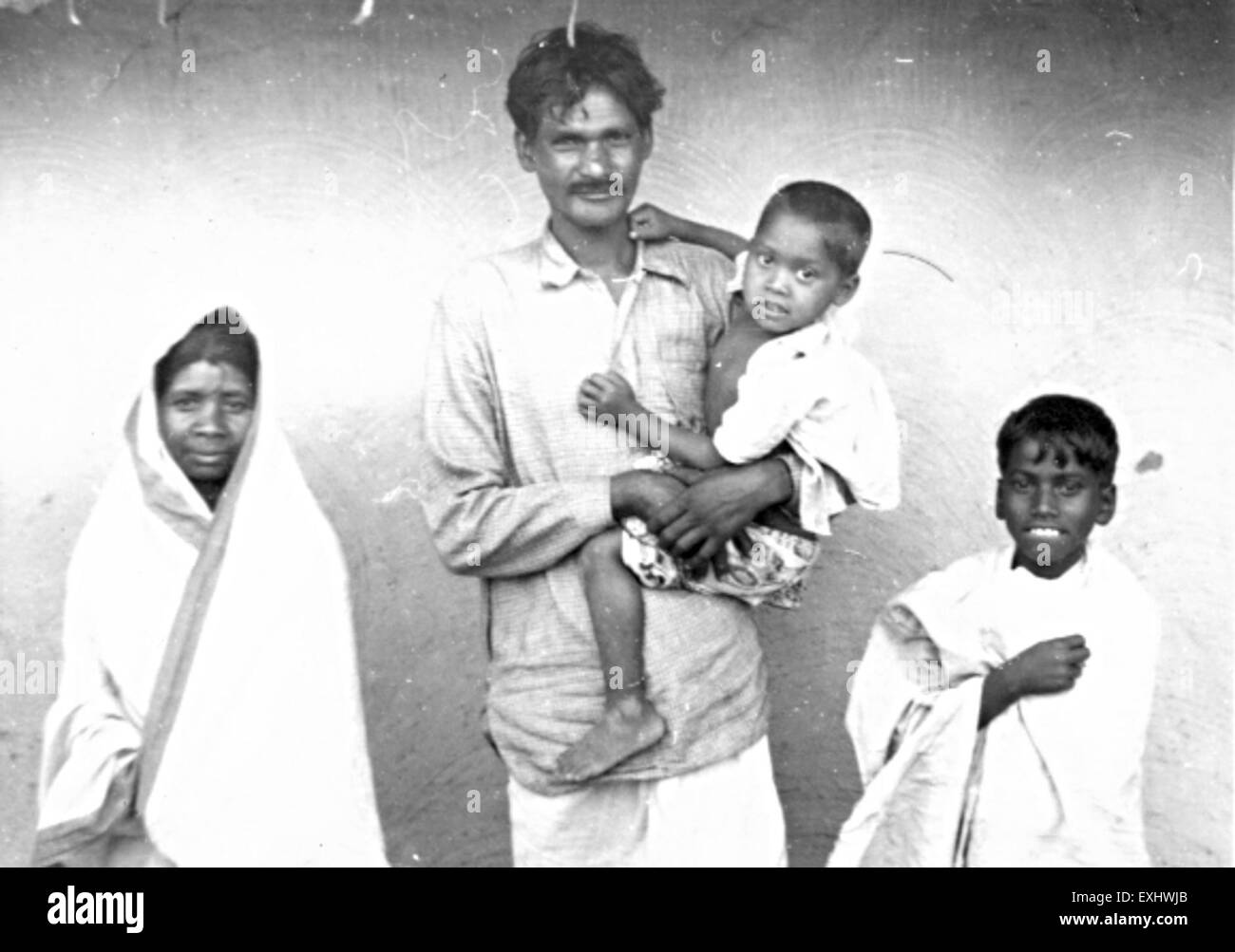 Questa fotografia, scattata nel 1960, cattura una famiglia della comunità di Barnabas nel Bihar, in India. L'immagine mette in evidenza la vita rurale e le tradizioni culturali della regione durante la metà del XX secolo. Foto Stock