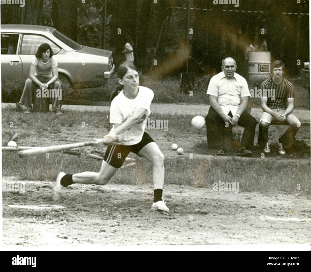 Questa immagine mostra una partita di baseball a Elkhart, Indiana, probabilmente ospitata da parzialmente Dave, un caffè locale noto per il coinvolgimento della comunità. L'evento riflette l'impegno della comunità nel servizio sociale e negli sforzi volontari, dove sport e beneficenza si intersecano per promuovere i legami locali e contribuire al benessere della zona. Foto Stock