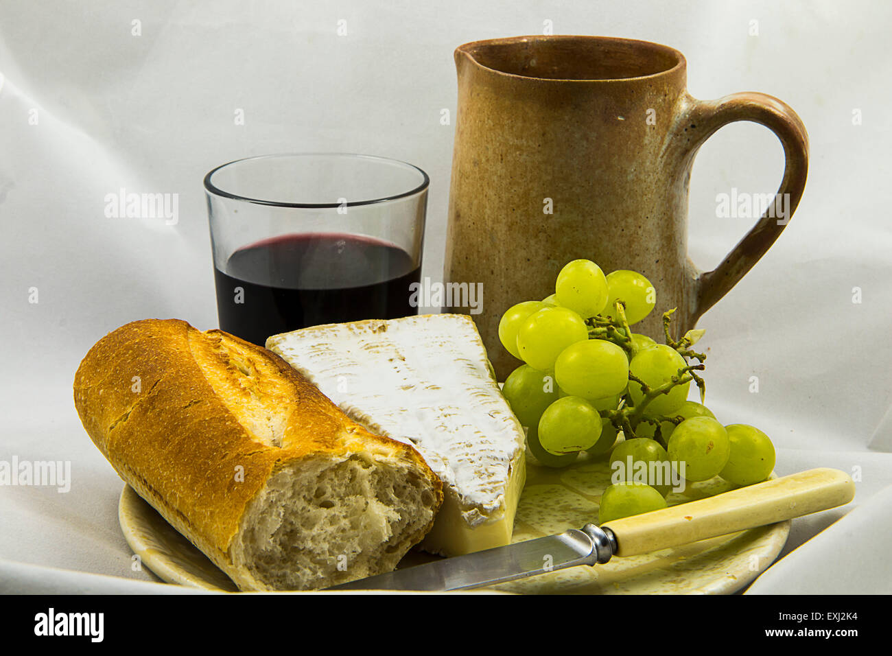 Semplice stile francese il pranzo a base di pane, formaggio, uva e vino Foto Stock