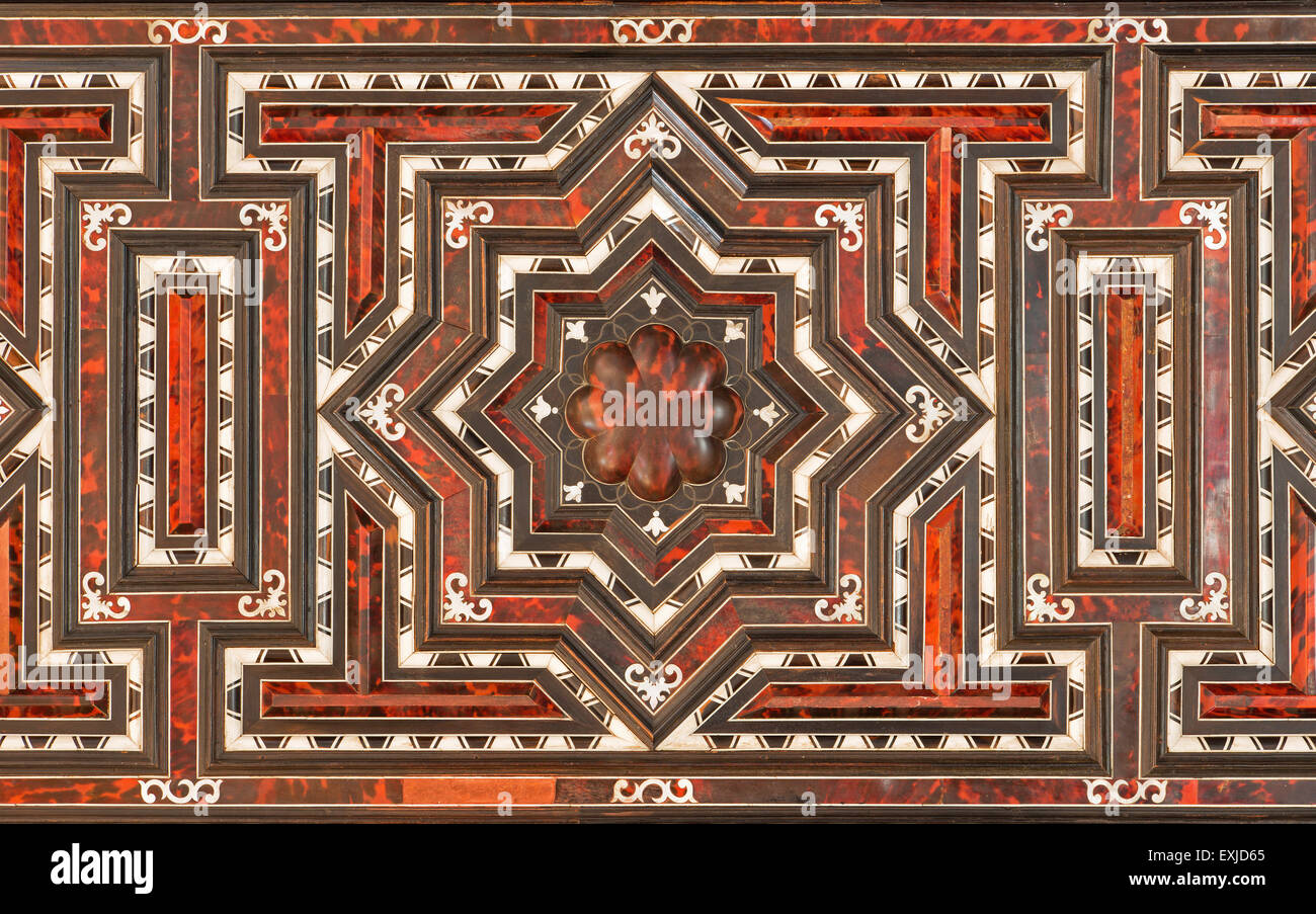 GRANADA, Spagna - 31 Maggio 2015: dettaglio della decorazione di mobili di stile barocco nella sacrestia della chiesa Monasterio de la Cartuja dal carrello Foto Stock
