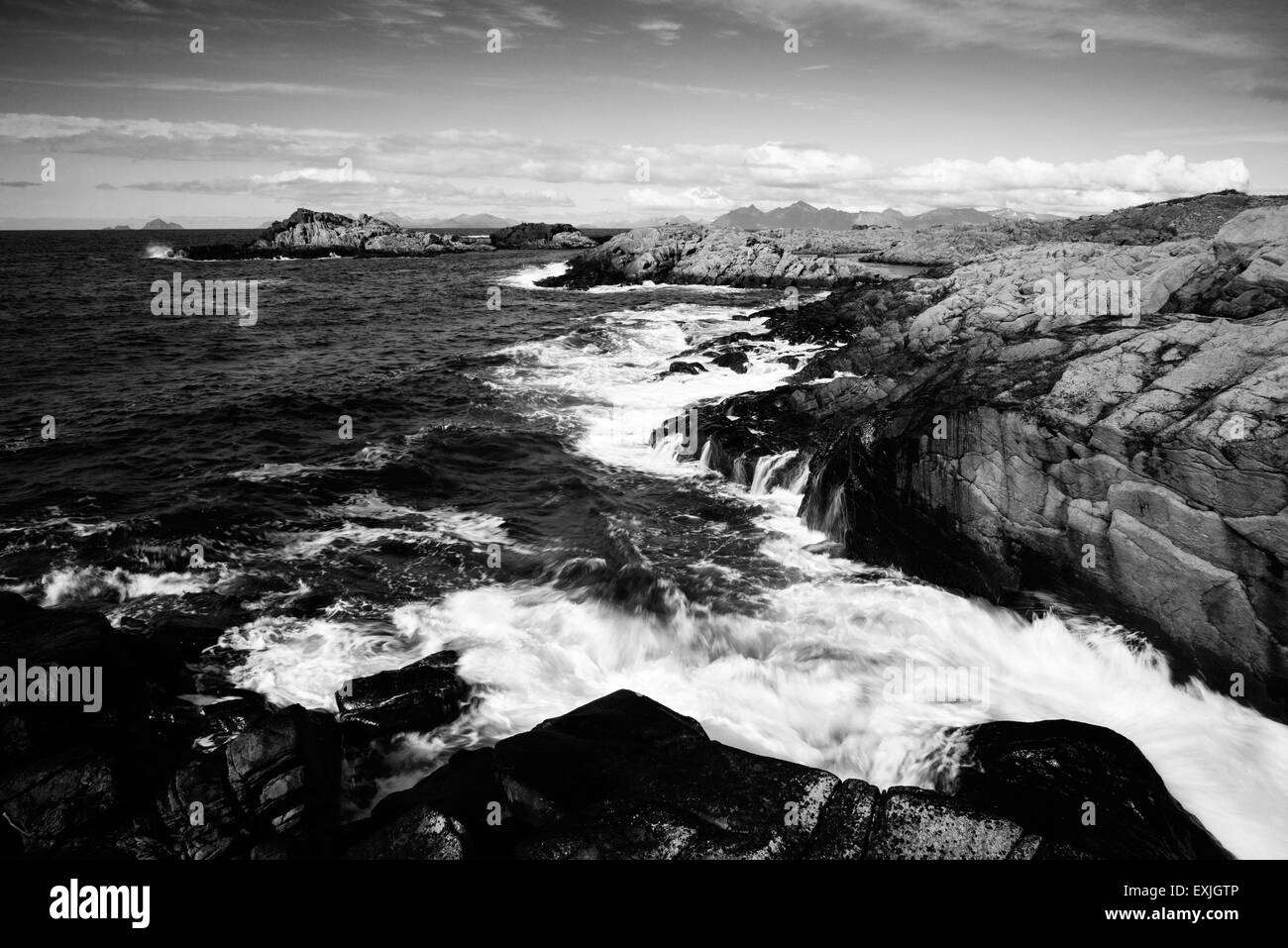 Sbattere delle onde su una spiaggia sulle Isole Lofoten Foto Stock