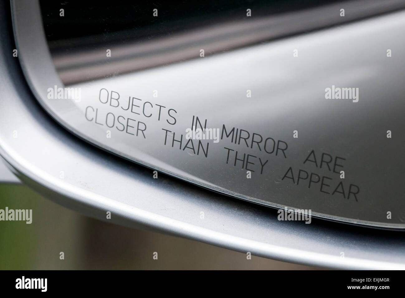 Oggetti in uno specchio sono più vicini di quanto sembra messaggio in specchio lato passeggero della vettura - USA Foto Stock