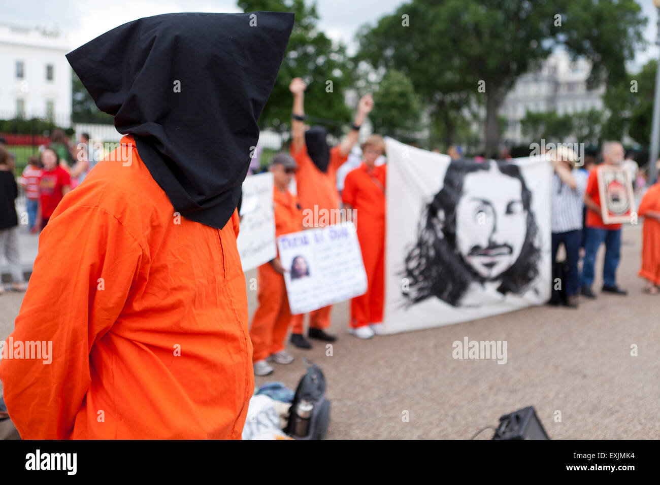 Attivisti per i diritti umani che protestavano per la chiusura di Guantanamo il carcere di fronte alla Casa Bianca - Washington DC, Stati Uniti d'America Foto Stock