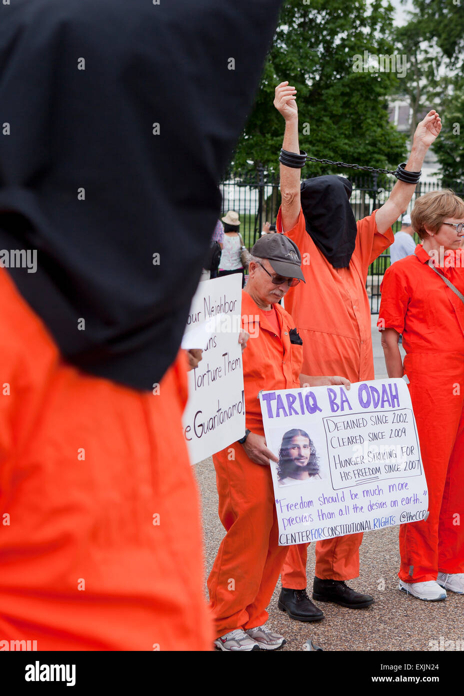 Attivisti per i diritti umani che protestavano per la chiusura di Guantanamo il carcere di fronte alla Casa Bianca - Washington DC, Stati Uniti d'America Foto Stock