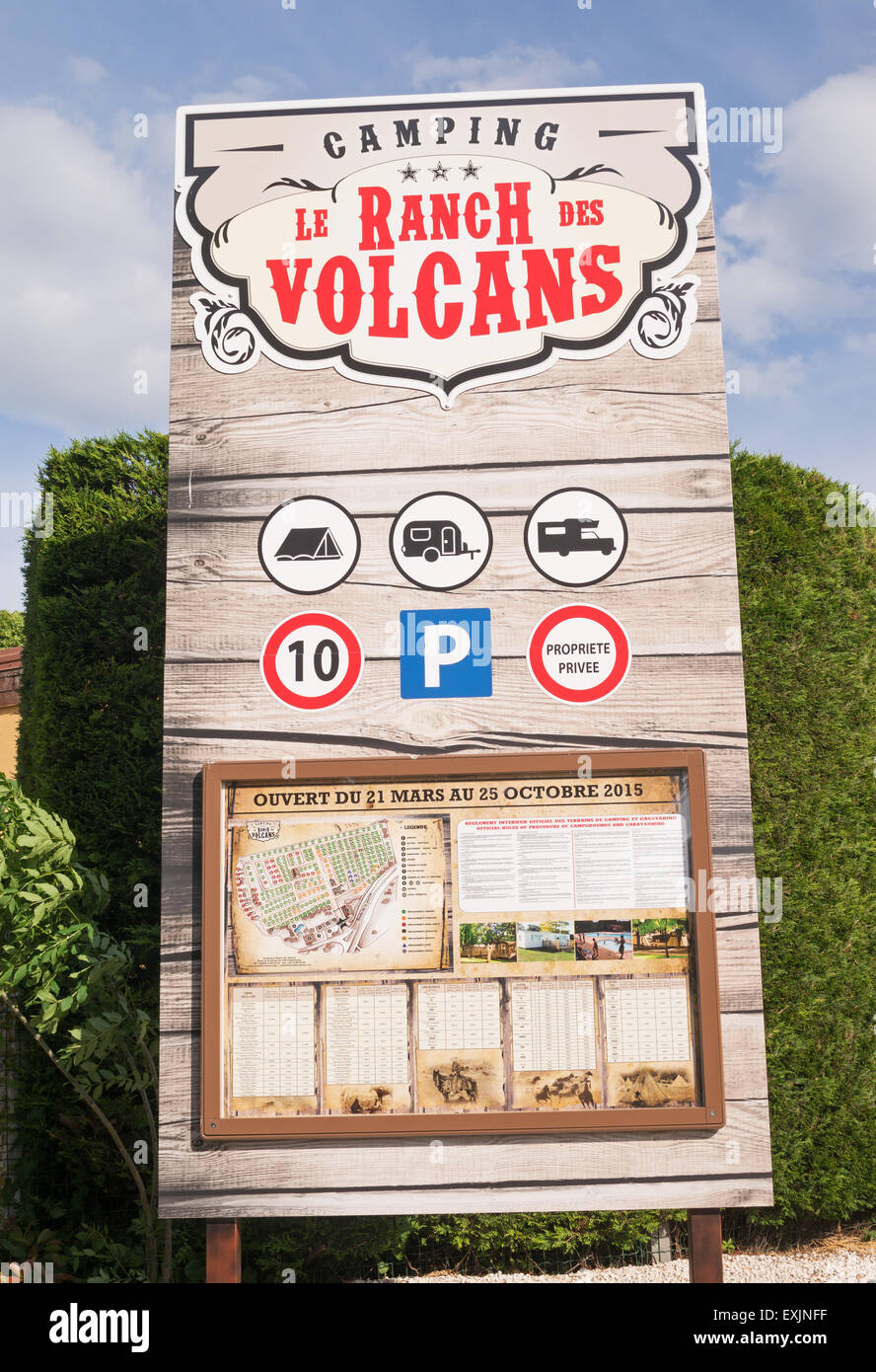 Campeggio firmare Le Ranch des Volcans a Châtel-Guyon, Puy-de-Dôme, Auvergne Francia, Europa Foto Stock
