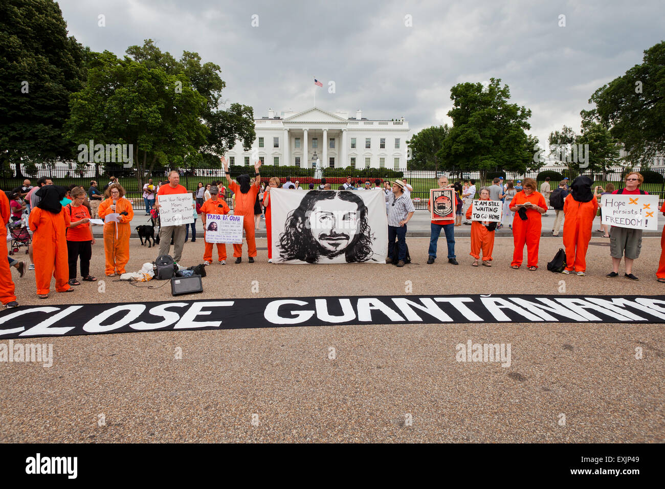 Attivisti per i diritti umani che protestavano per la chiusura di Guantanamo il carcere di fronte alla Casa Bianca - Washington DC, Stati Uniti d'America Foto Stock