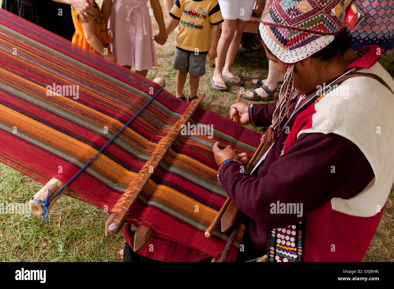 Uomo peruviano da Chinchero tessitura tessuto tradizionale mediante fascetta posteriore telaio Foto Stock