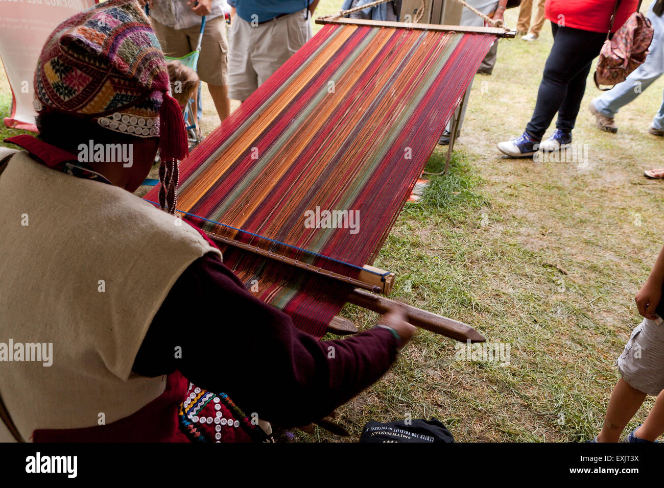 Uomo peruviano da Chinchero tessitura di tessuti tradizionali utilizzando dorsalino telaio Foto Stock