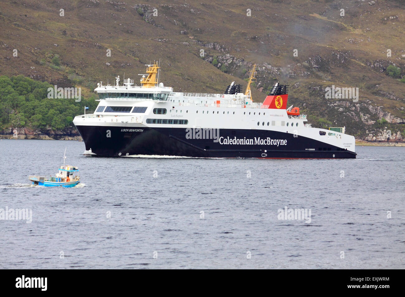Traghetto Calmac, MV Loch Seaforth, vela su Loch Ginestra, Highlands scozzesi Foto Stock