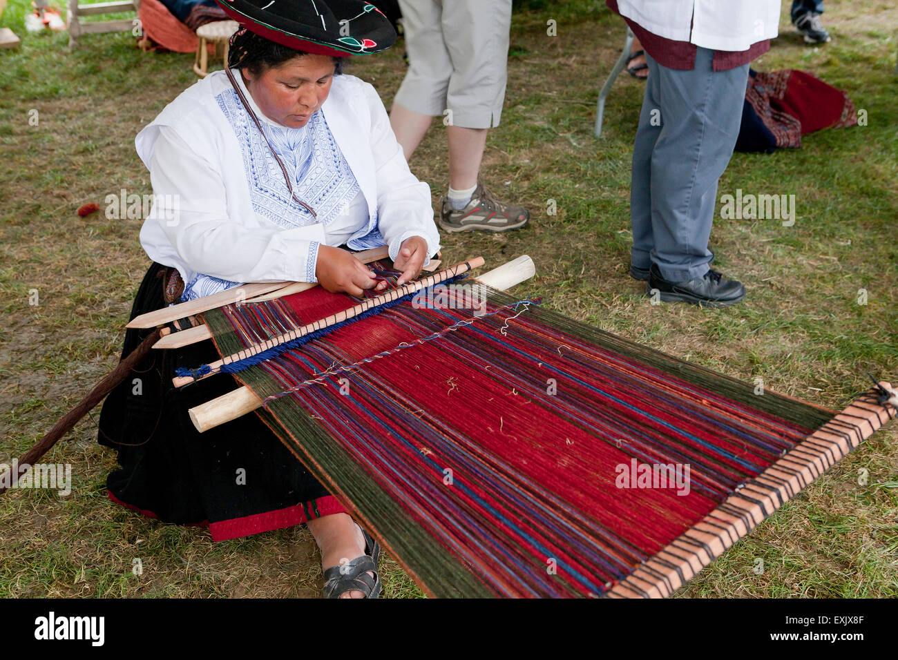 Donna Peruviana da Chinchero tessitura tessuto tradizionale mediante fascetta posteriore telaio Foto Stock