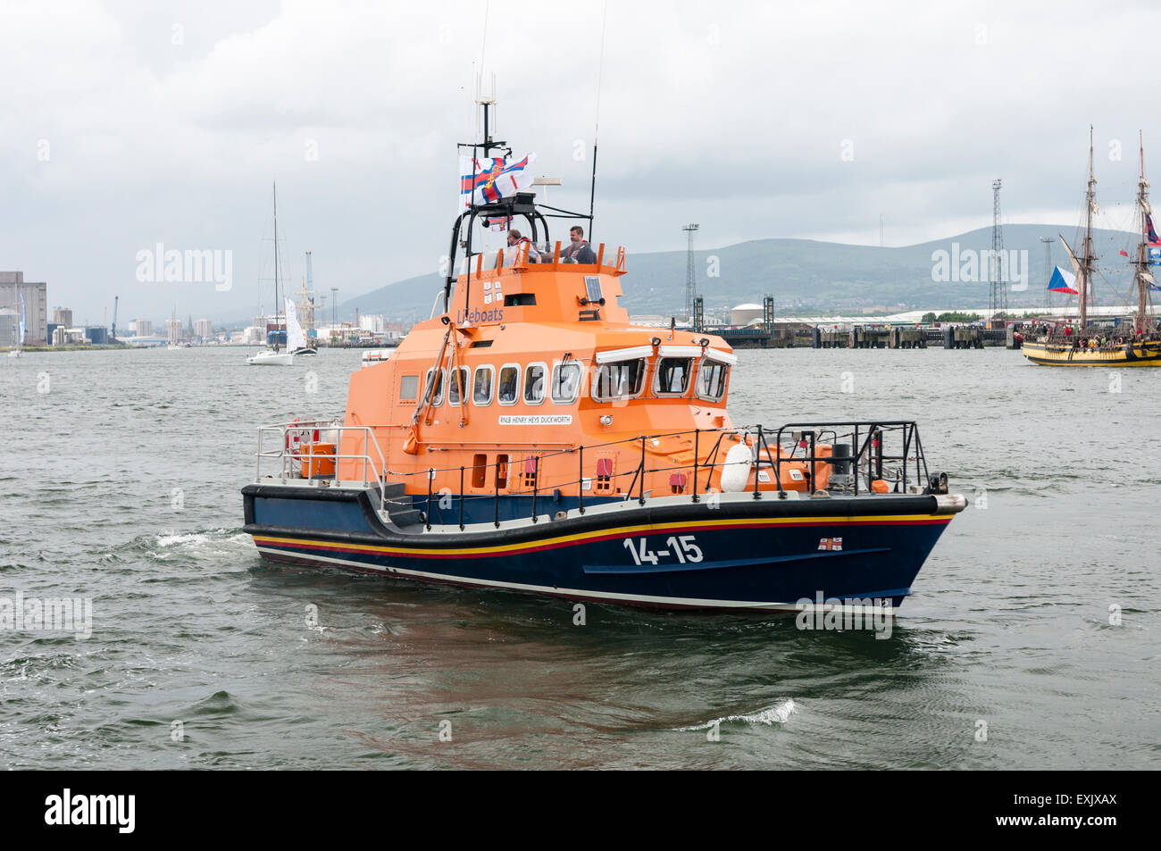 Formazione RNLI scialuppa di salvataggio RNLB Henry Heys Duckworth, , contea di Down, lascia il porto di Belfast Foto Stock