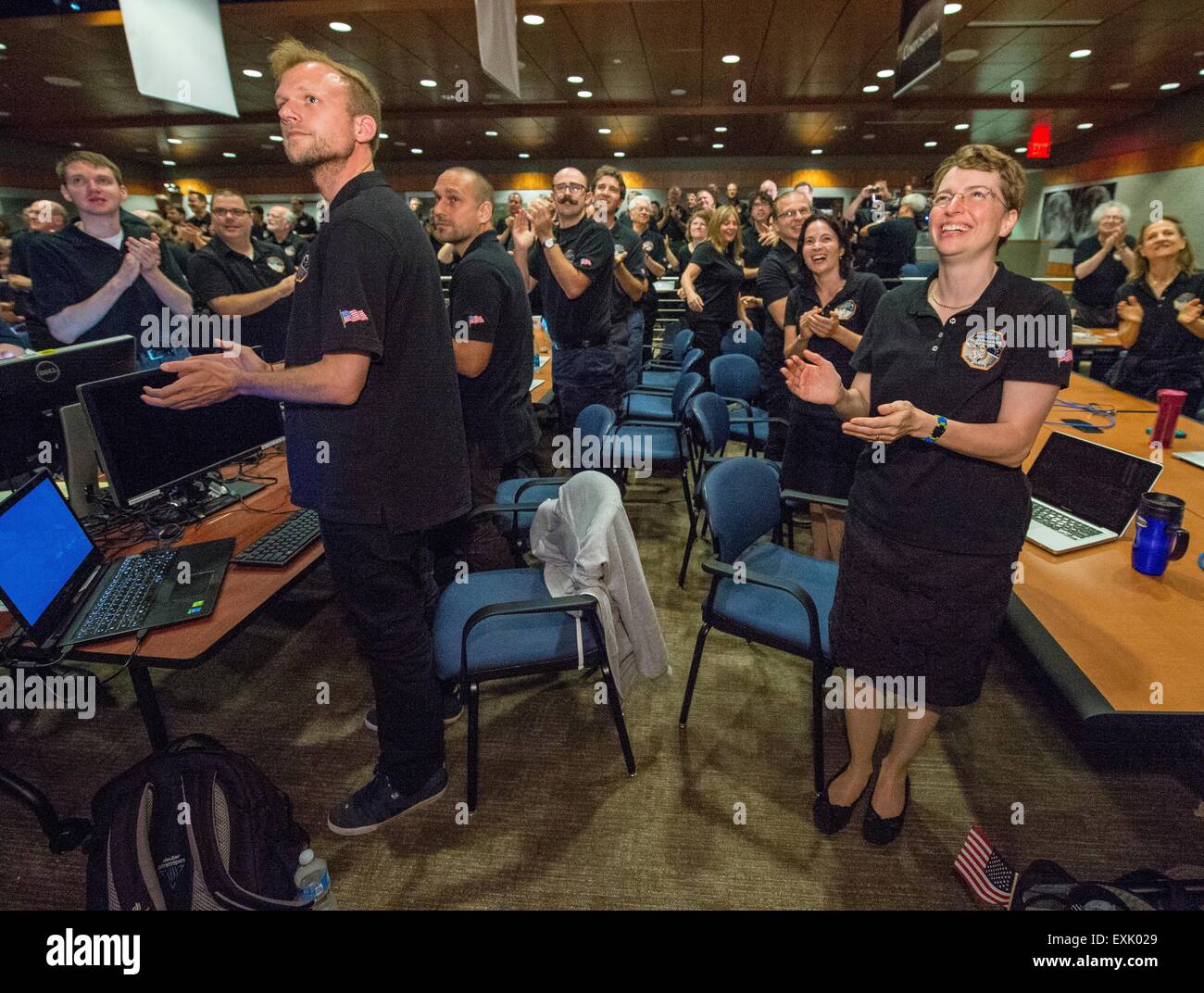 Laurel, Maryland, Stati Uniti d'America. 14 Luglio, 2015. I membri dei nuovi orizzonti della scienza team applaudire come essi visualizza l'ultima e massima nitidezza delle immagini di Plutone durante il volo della sonda spaziale presso la Johns Hopkins University Applied Physics Laboratory Luglio 14, 2015 in alloro, Maryland. Foto Stock