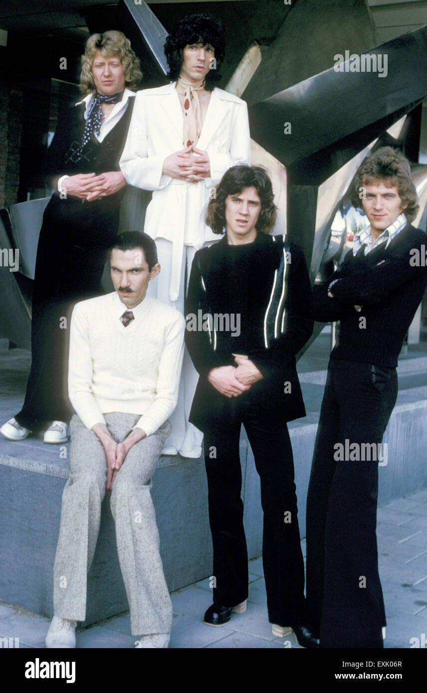 GRUPPO pop americano SPARKS nel 1974 con Ron Mael seduto davanti e fratello Russell in tuta bianca Foto Stock