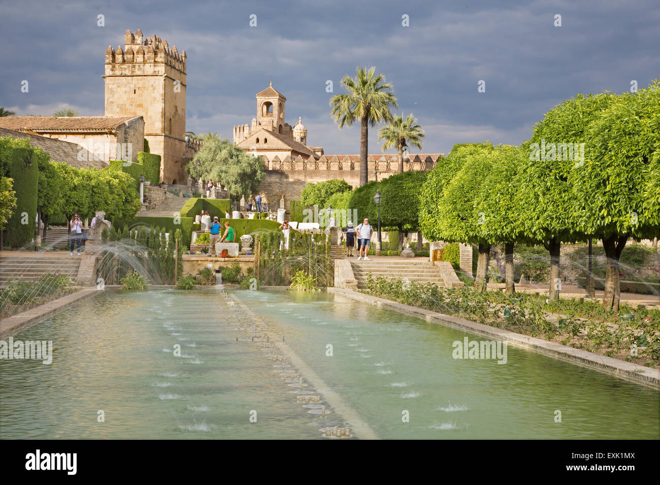 CORDOBA, Spagna - 25 Maggio 2015: Giardini dell'Alcazar de los Reyes Cristianos castello nella luce della sera. Foto Stock
