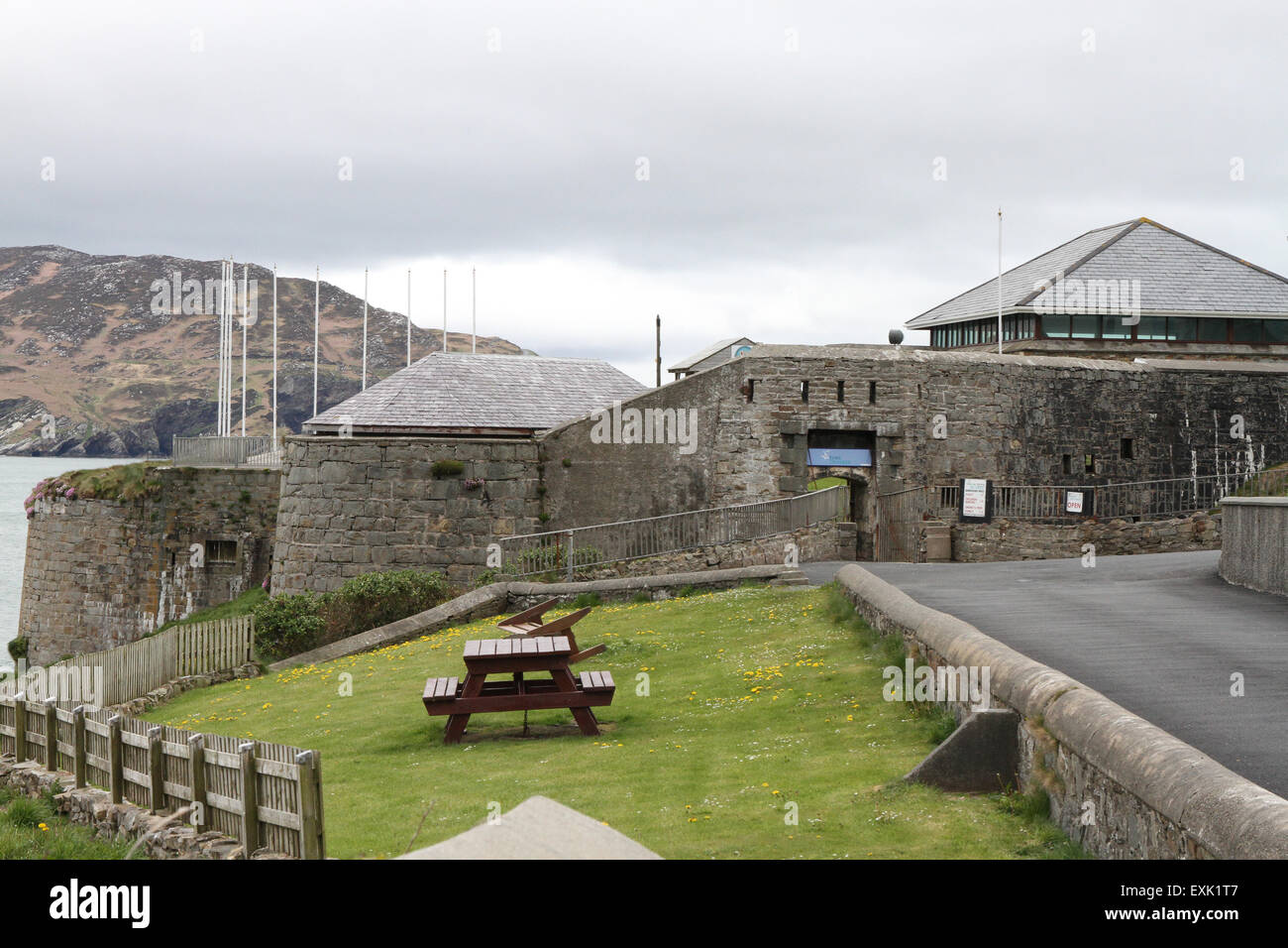 L'ex napoleonico fort costiere a testa di Dunree sul Lough Swilly che ora ospita il Fort Dunree Museo Militare County Donegal Irlanda Foto Stock