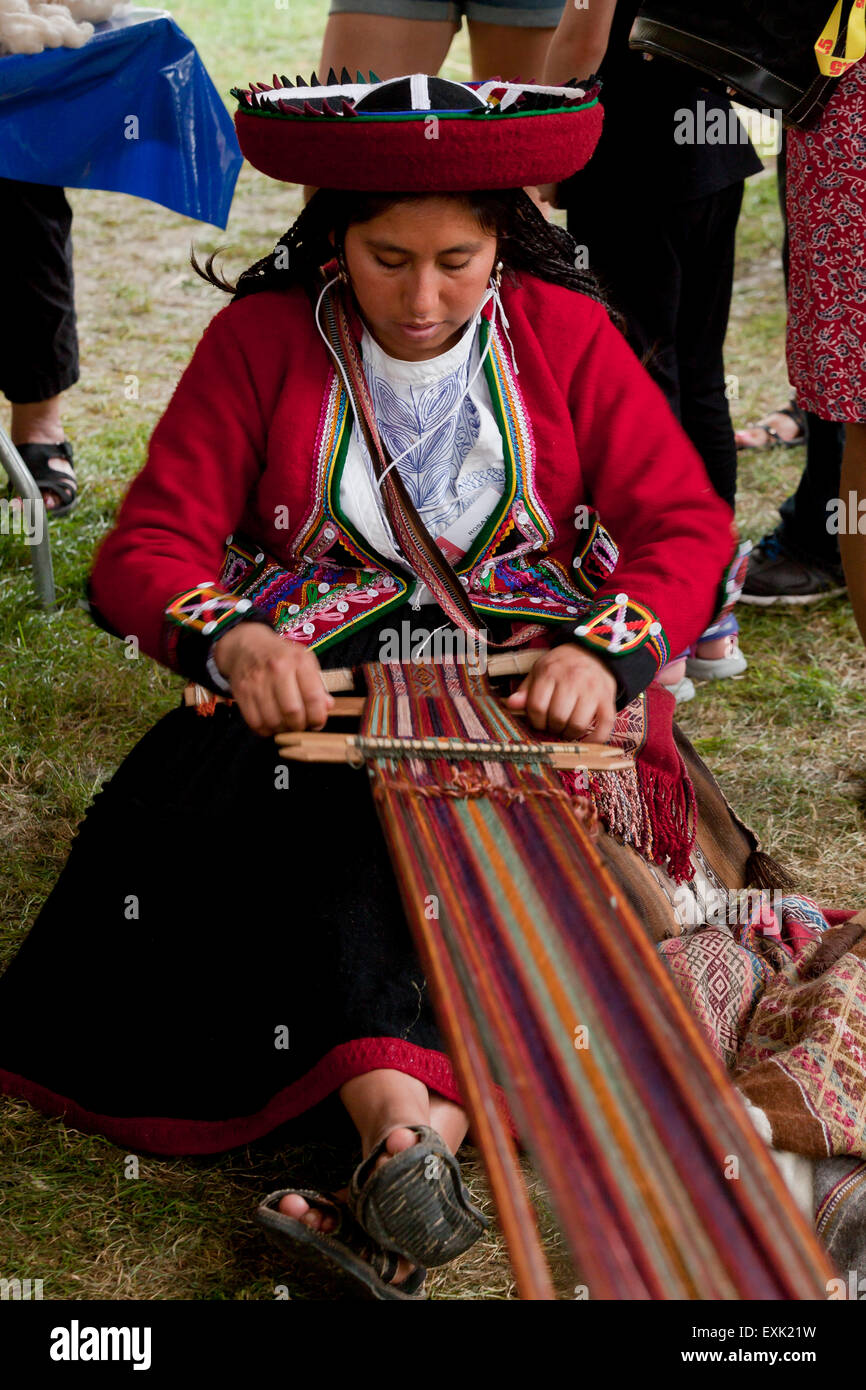 Donna Peruviana da Chinchero tessitura tessuto tradizionale utilizzando una fascetta posteriore telaio Foto Stock
