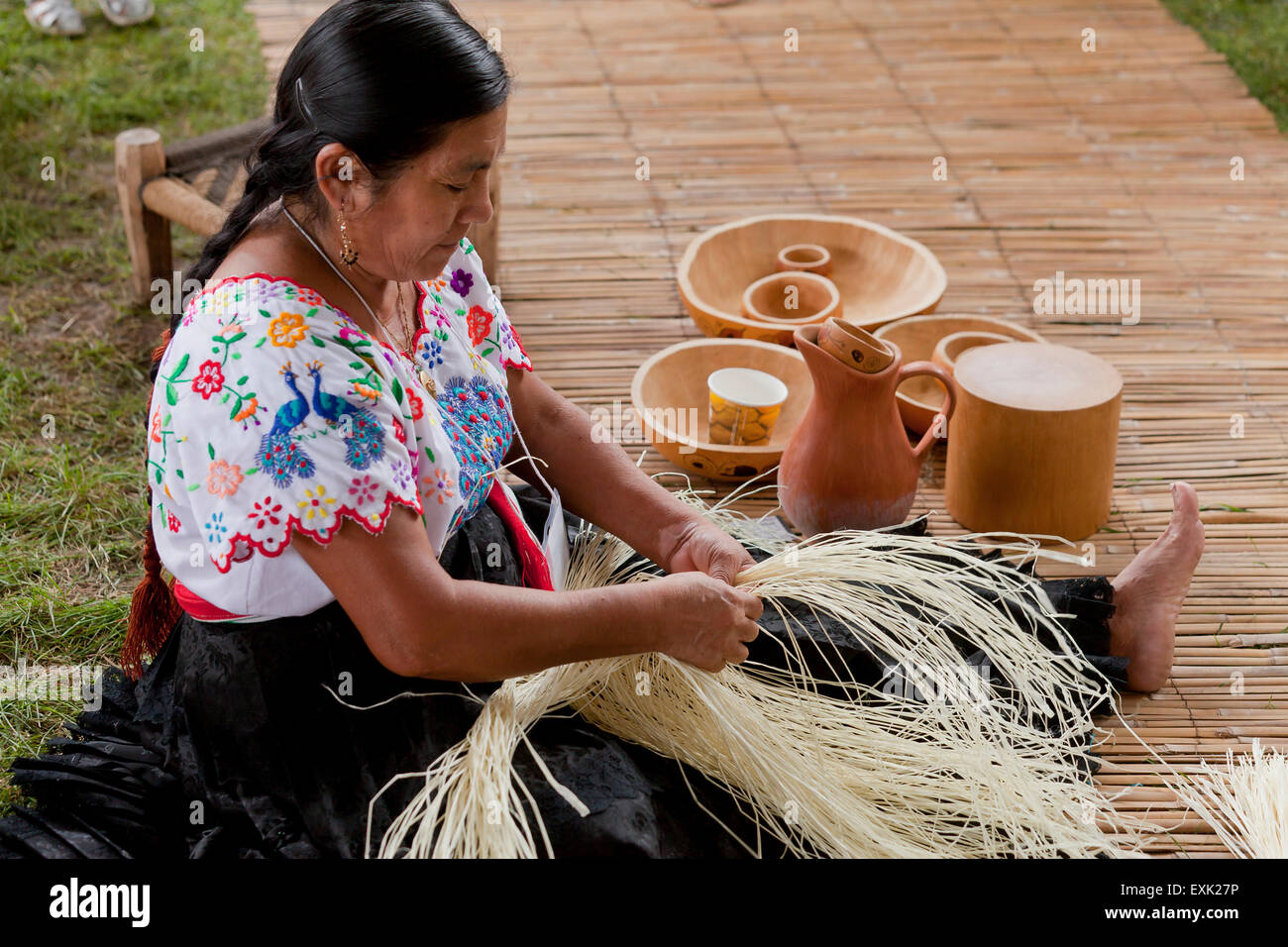 Indigeni Donna Peruviana tessitura di un cappello con fibre naturali a mano Foto Stock