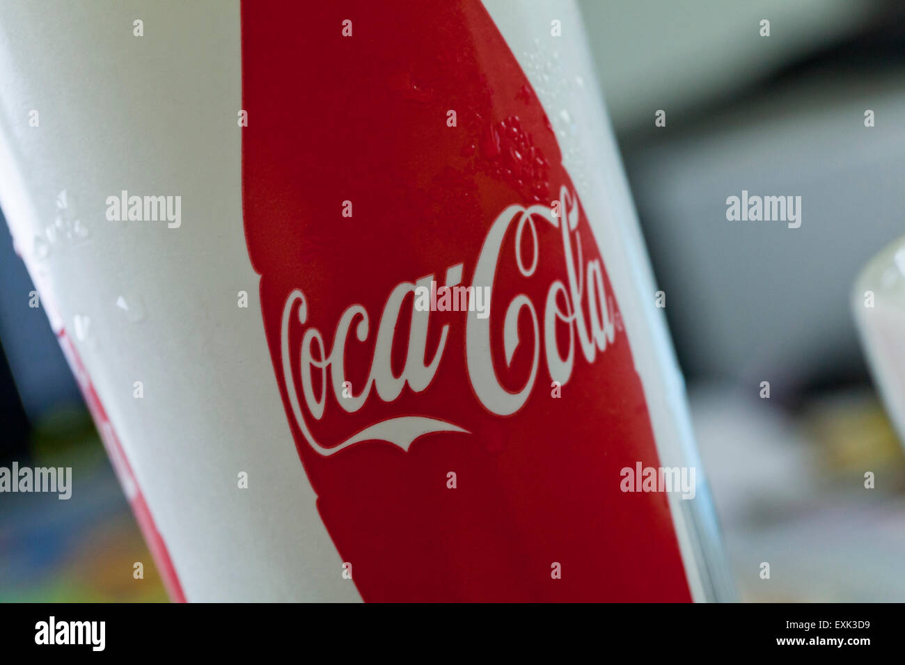 Bicchiere di carta con bottiglia di Coca Cola illustrazione - USA Foto Stock