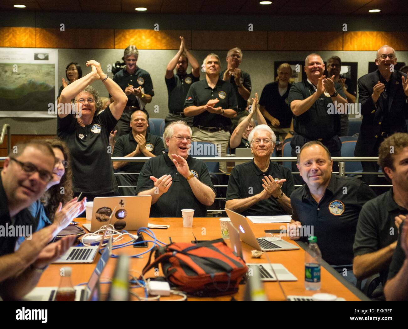 Laurel, Maryland, Stati Uniti d'America. 14 Luglio, 2015. I membri dei nuovi orizzonti della scienza team reagiscono a vedere l'ultima e massima nitidezza delle immagini di Plutone durante il volo della sonda spaziale presso la Johns Hopkins University Applied Physics Laboratory Luglio 14, 2015 in alloro, Maryland. Foto Stock