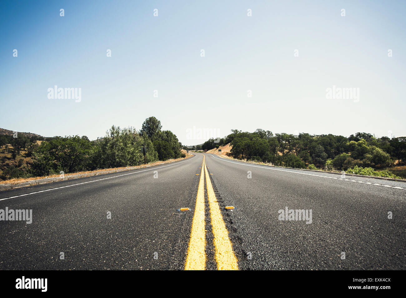 Ampio angolo di immagine di guida su una strada vuota attraverso il bellissimo paesaggio a giornata di sole. Concetto visione per un nuovo inizio. Foto Stock