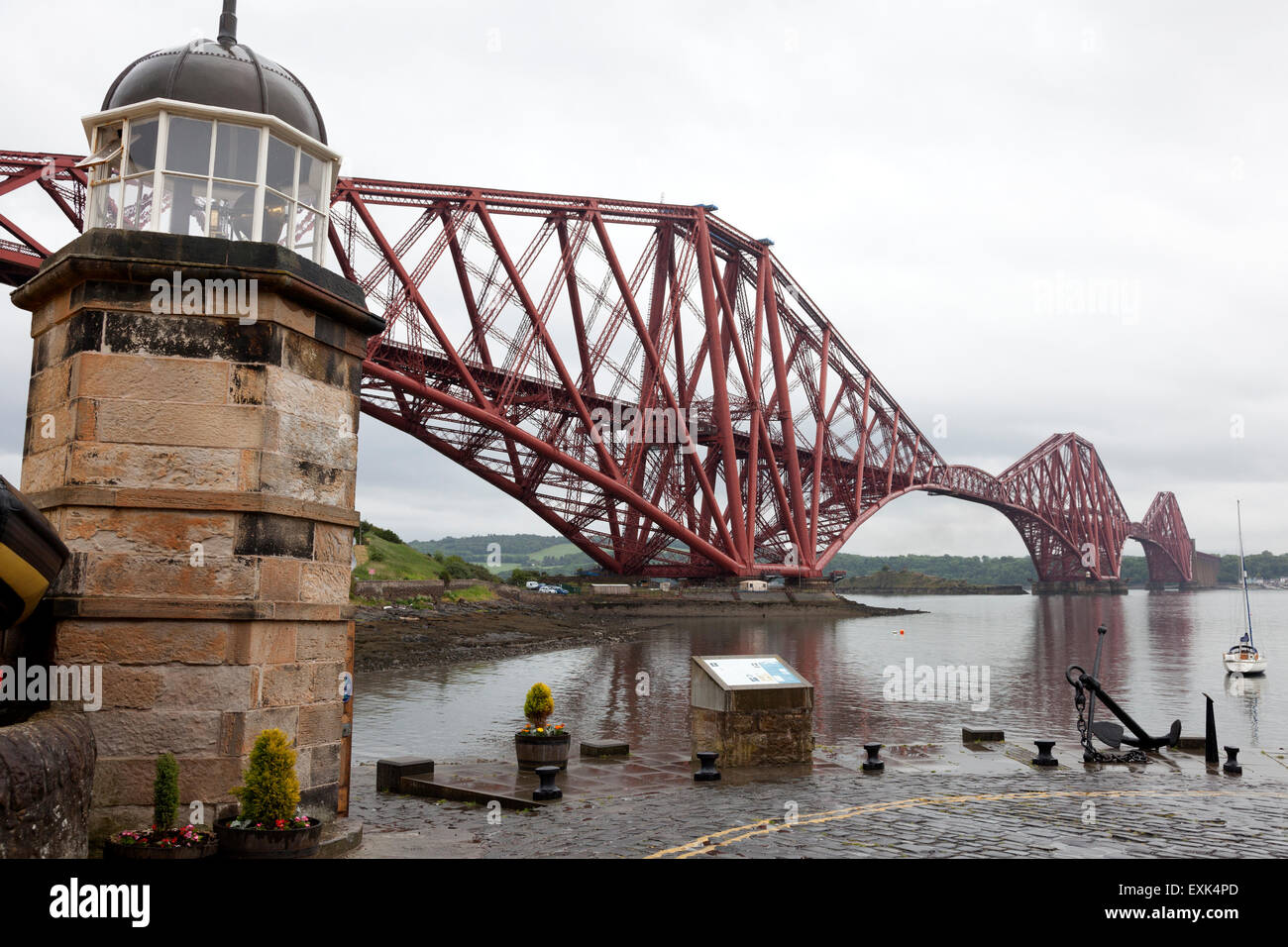 North Queensferry torre faro accanto il Forth Bridge, North Queensferry, Fife Foto Stock