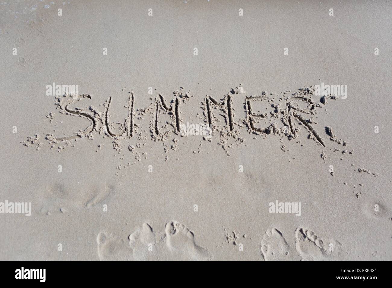 Iscrizione sulla spiaggia di sabbia. Riva del mare vicino con l'iscrizione. Estate Foto Stock