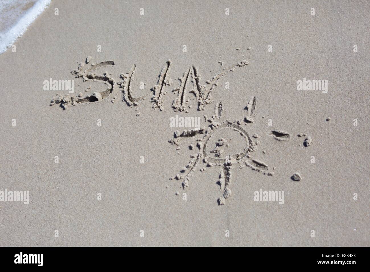 Iscrizione sulla spiaggia di sabbia. Riva del mare vicino con l'iscrizione. Sun Foto Stock