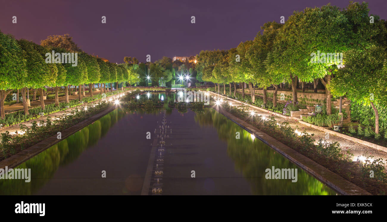 CORDOBA, Spagna - 25 Maggio 2015: Giardini dell'Alcazar de los Reyes Cristianos castello di notte. Foto Stock