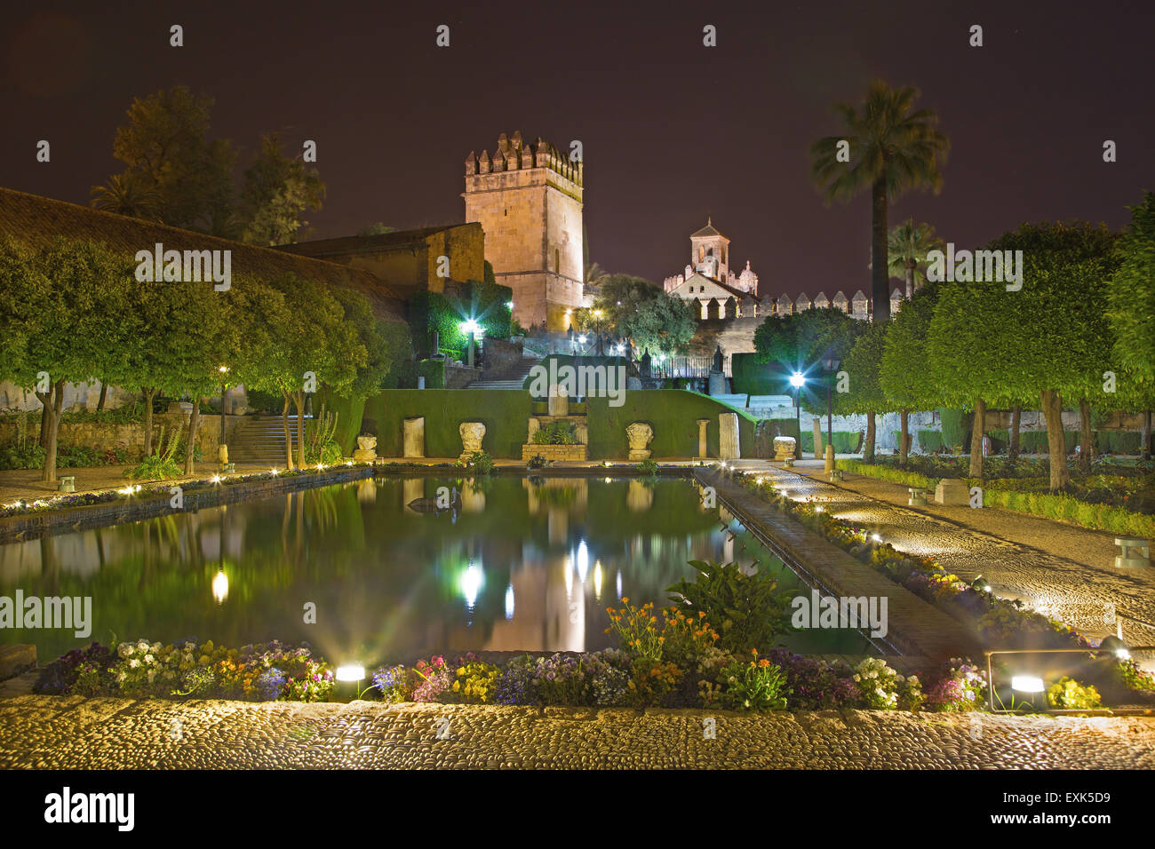 CORDOBA, Spagna - 25 Maggio 2015: Giardini dell'Alcazar de los Reyes Cristianos castello di notte. Foto Stock