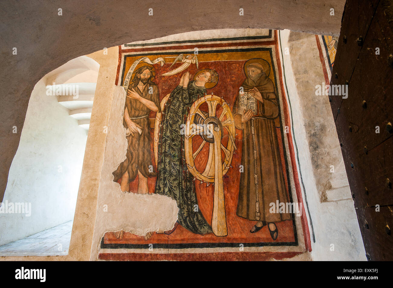 Italia Piemonte langhe Patrimonio Mondiale Serralunga d'Alba Il castello Frescoede Cappella Xv secolo-da sinistra a San Giovanni Battista e Santa Caterina di Alessandria (con doppia ruota dentata) e St Antony Foto Stock