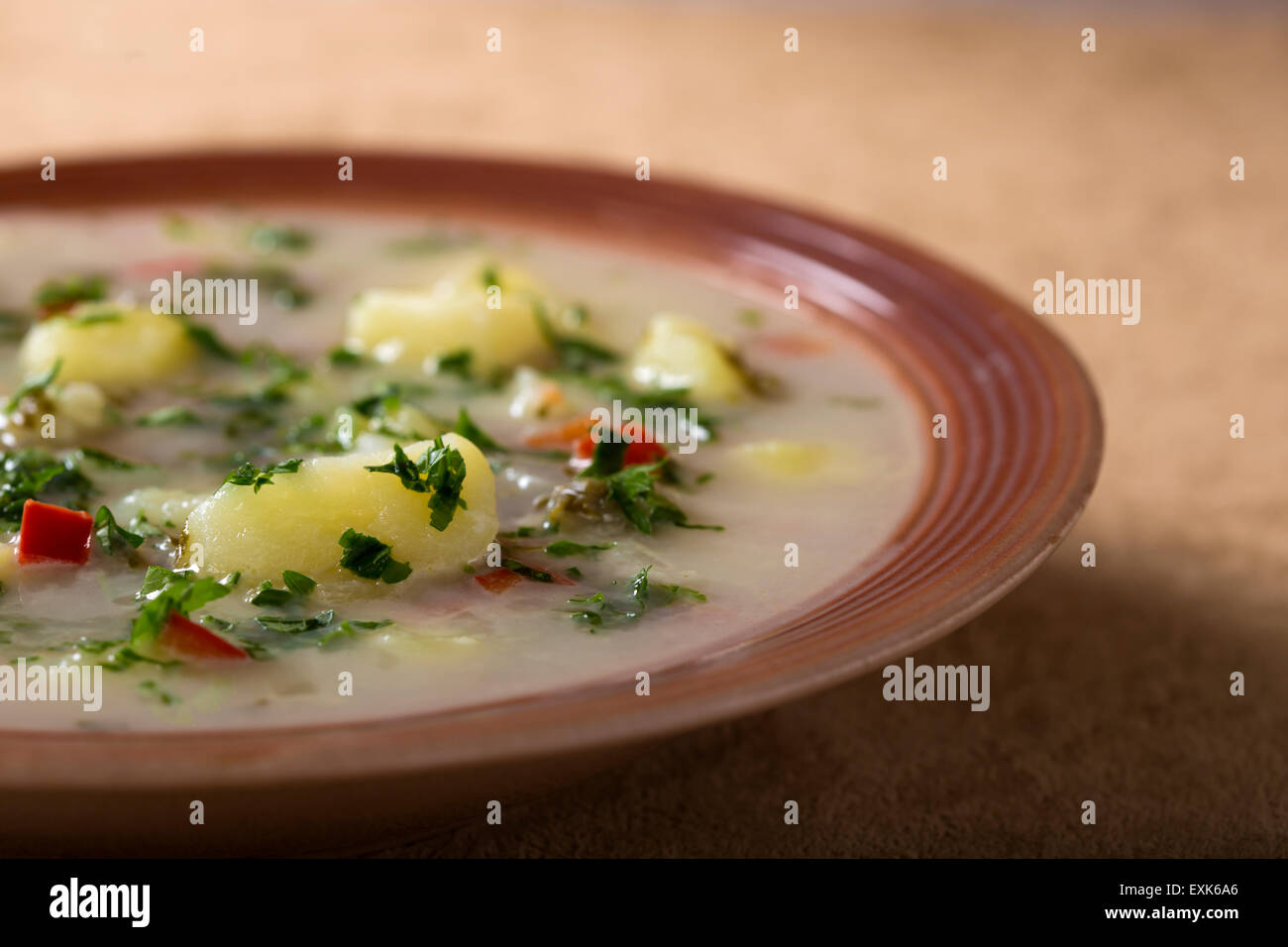 Fatta fresca zuppa di patate con la crema con erbe aromatiche Foto Stock