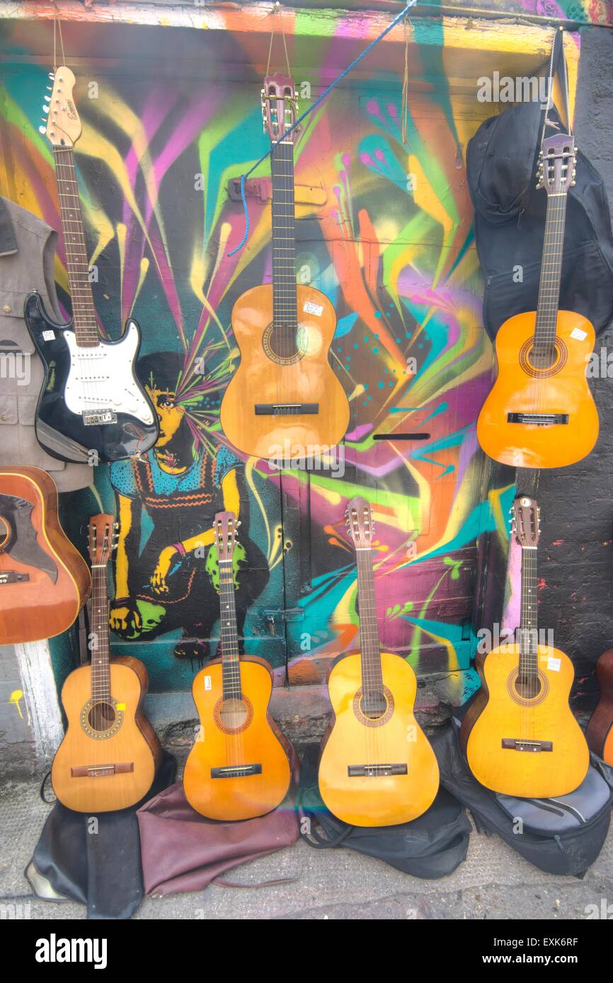 La chitarra per la vendita al mercato Foto Stock
