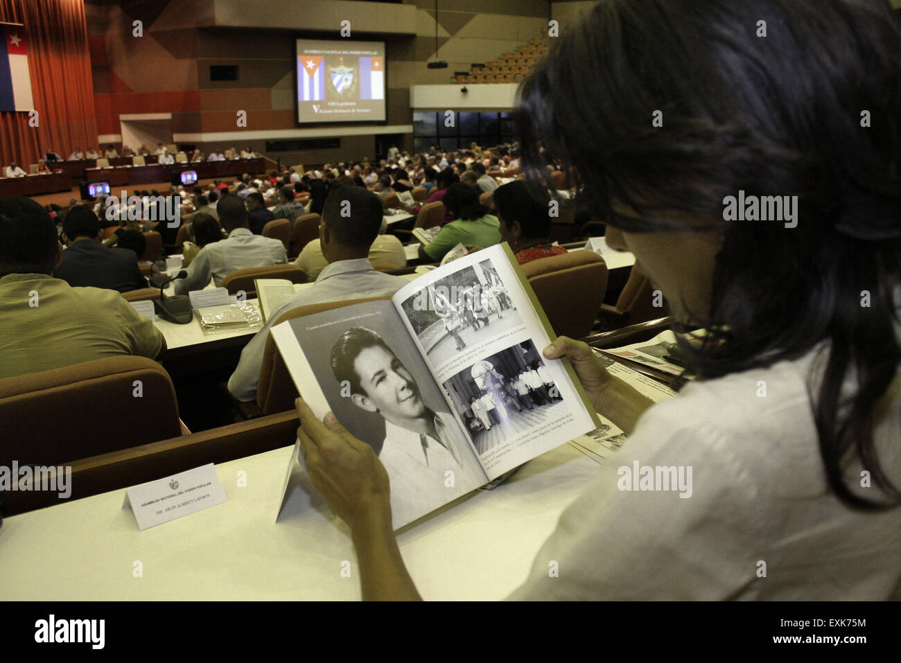 L'Avana, Cuba. 14 Luglio, 2015. Una donna che legge il libro "Raul Castro, un uomo nella Rivoluzione', da scrittore russo, Nicolai Leonov durante la sua presentazione in parlamento cubano, a l'Avana, Cuba, il 14 luglio 2015. © Str/Xinhua/Alamy Live News Foto Stock